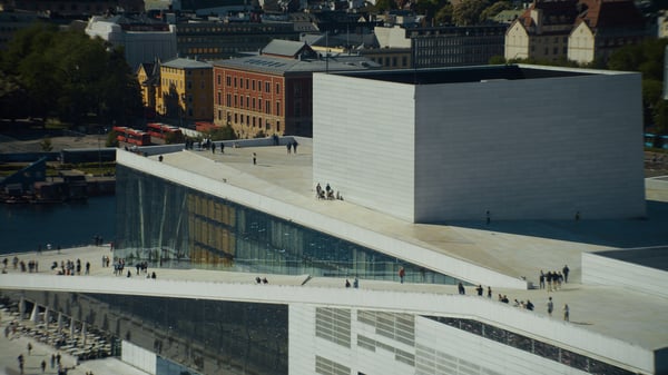 People walking along the roof of the Oslo Opera