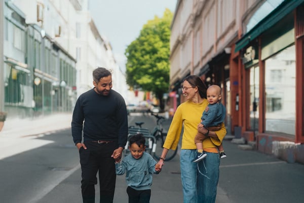 Family walking down the streets of Grünerløkka