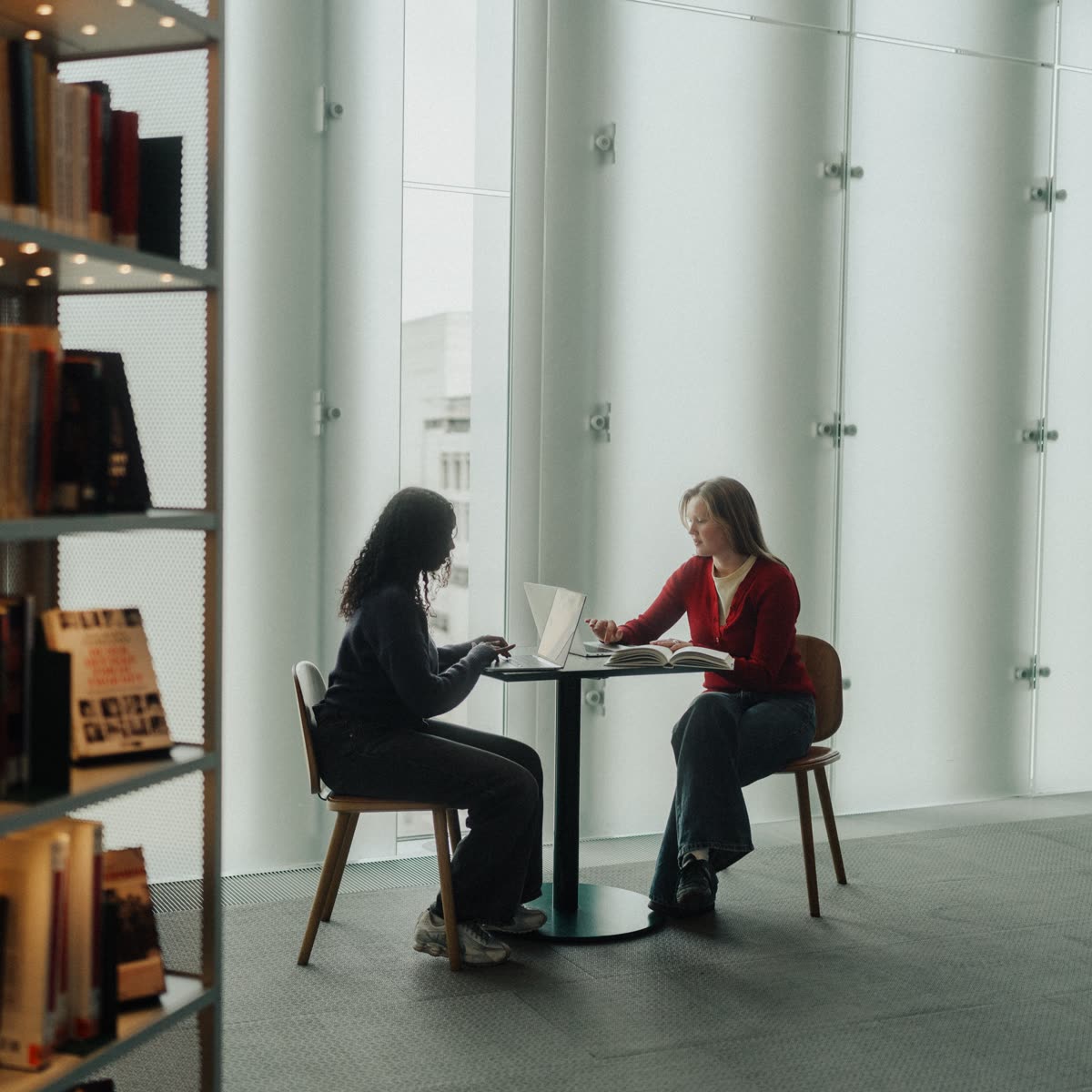 Two people working together at a table in the Deichman library